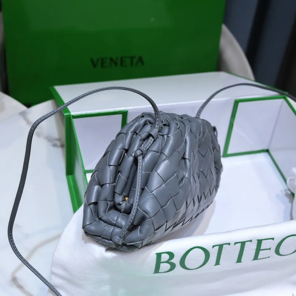 Batch 1260 Small Cloud Large Plaid Weaving The pouch Cloud bag is the first series designed by former Celine designer Daniel Lee after joining BV. The upper body is extremely ecstatic ~ fashionable and classy ~ elegant and concise, lazy and intellectual size: 23*13*8 [Little Cloud Rough Weave#]